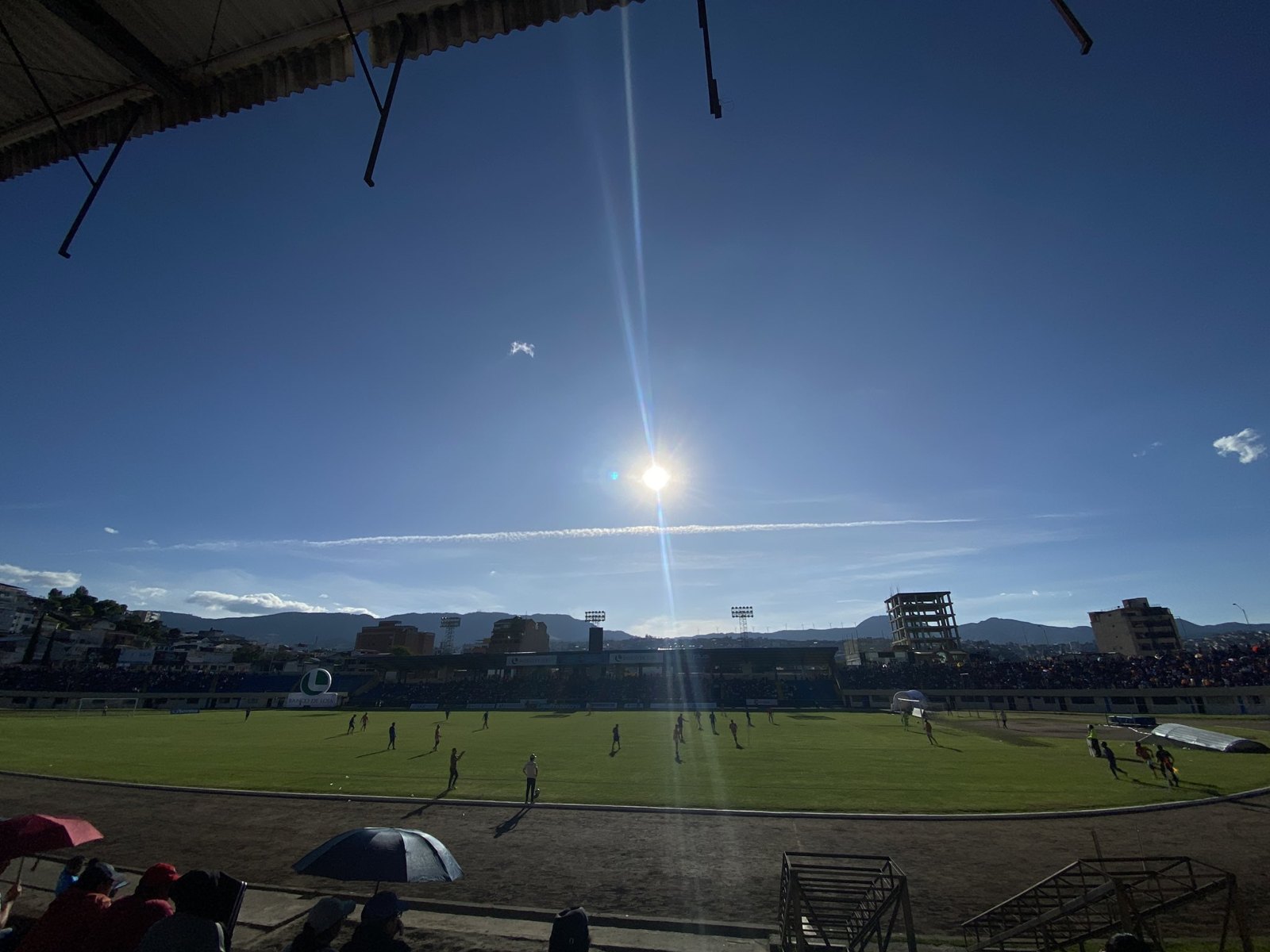 A match under way at Estadio Reina del Cisne in Loja on a sunny afternoon