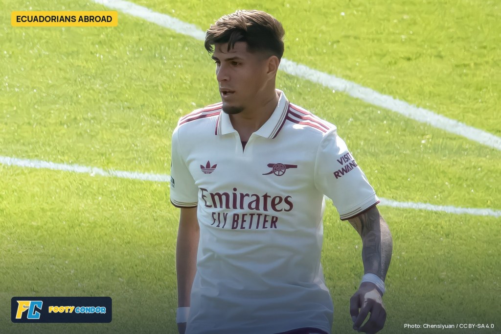 Piero Hincapié on the ball in Arsenal's white away kit
