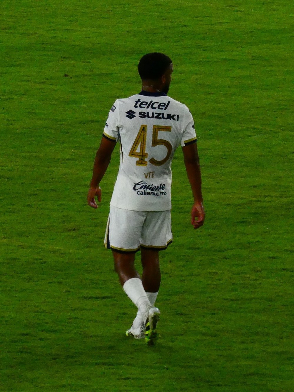 Pedro Vite in Pumas' white number 45 shirt on the pitch